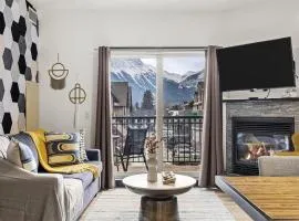 Splendid Mountain View 2BR Condo with Pool and Hot Tub