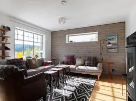 Modern Ski-In Flat with Stunning Views