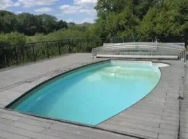 Chalet chaleureux à Louâtre avec piscine partagée