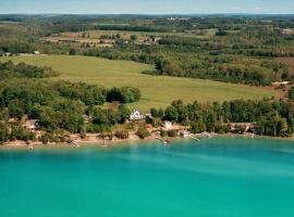 The Torch Lake Bed and Breakfast，位于Central Lake角灯塔附近的酒店