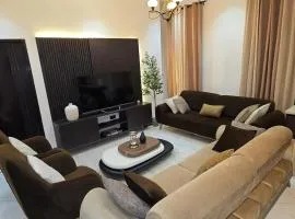 Warm Cocoon - Curated 1Bedroom apartment - Starlink - Gated