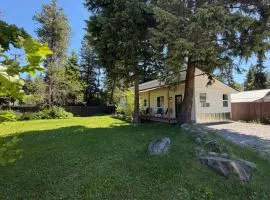 Hidden Gem Cabin in Hungry Horse, Firepit, Close to Glacier