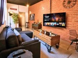 Gzira Prime Spot, Stylish Industrial Apt, Sleeps 11