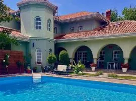 SUNNY HOUSE APARTMENTS WITH an OUTDOOR POOL AND FREE PARKING