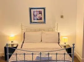 Private Ensuite Room with Bay Window, Free Parking and Fast WiFi