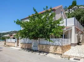 First Line Seafront Luxury Apartman Kata