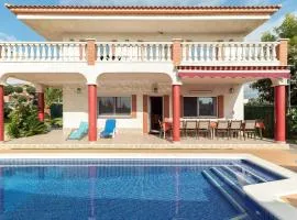 Vista Cunit es una gran casa con piscina, barbacoa