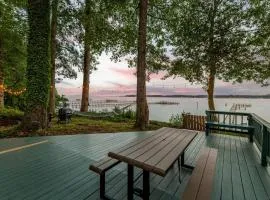Scenic, Spacious Riverside Retreat Ropeyarn