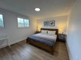 North Barrie !C Cozy and Spacious Private Bedroom with Shared Bathroom