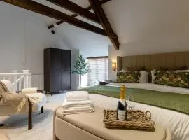 Old Coombe Cottage by Must Stay Again - super king bed, free parking, central Tetbury