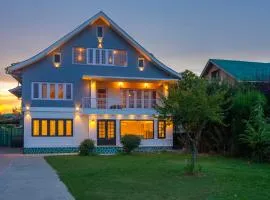 Blume House- 4BHK Holiday Home with Kitchen & Garden