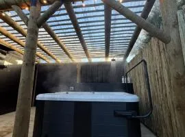 Romantic Glamping Bus, Heat pump, Spa & outdoor TV