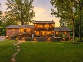 River Retreat Secluded Oasis with Hot Tub-Family Friendly