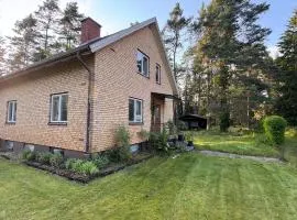 Swedish Villa 3bedroom 2living room &Traditional Timber Cabin Near Lakes and hiking 8 sovplatser