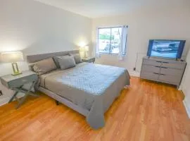 Beautiful 1st floor beach Jupiter condo on canal