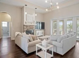 Luxury Heated Pool Home, 85 inch TV, King bed