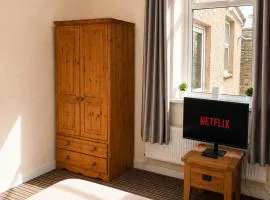 52 - room 2 - smart TV