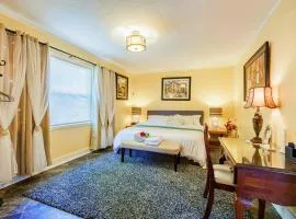 Room A1 King Bed Shared Bathroom Washer Dryer Air purifier 75 TV