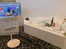 Work and Unwind Retreat King Bed Love Heart Hot Tub for 2 Game Room Cinema on the bed 500Mbps WiFi Ideal for Business Couples and Special Events