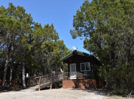 Lake Whitney Camping Resort Ramp Cabin 4，位于Whitney的度假园