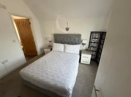 One Bed Flat Close to Station & River