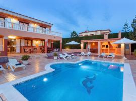 Villa close to Ibiza Town Sleeps 12，位于Can Furnet的酒店