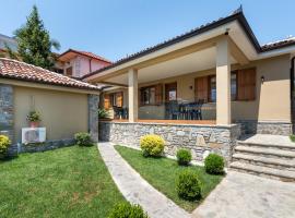 Villa Zoi Boutique Hotel I Sleep on the Historic Roman Road Via Egnatia inside the ancient walls of Elbasan Castle and wake up to a homemade Albanian breakfast prepared by a local family，位于爱尔巴桑的酒店