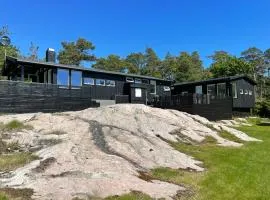 Peaceful seaside cabin with guest house - large private outdoor areas and boat available on request