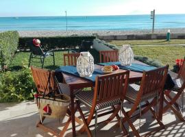 Apt playa de Muro ca n Ines - 1ª linea de playa，位于阿尔库迪亚港的家庭/亲子酒店