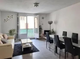 Appartement lumineux dans le centre de Digne-les-Bains avec balcon.