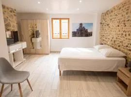 Maison confortable au cœur de Brioude avec parking privé.