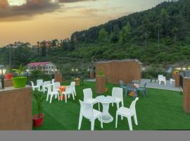 Wooden Rooms With Pvt Balcony l Conference Hall l Scenic Venues for Private Parties l Basic First Aid l Spacious Car Parking l Managed By Exotic Stays Group，位于西姆拉的酒店