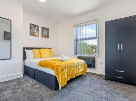 Top Floor Studio Apartment E with Skylight & Fast WiFi in Ilkeston