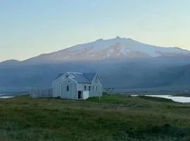 Miðhús - Private House with Lake and Glacier Views