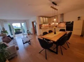 Modernes Apartment mit Terasse
