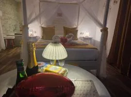 Habitación ideada para parejas con Jacuzzi, desayuno romántico y opción de cenas en su restaurante