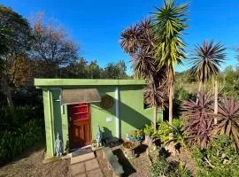 Cozy private cottage with garden views at Ferngrove