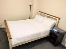 DD Private Double Room with Shared Bathroom