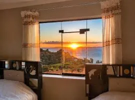 Dawn House - Lago Titicaca