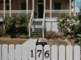 Oakmore Cottage Charming Old Vintage Queenslander - Central location