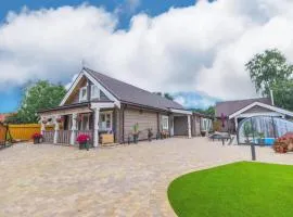 Amazing 14 Berth Villa With Private Pool At Pentney Lakes In Norfolk Ref 34079A