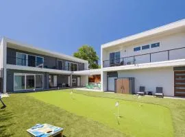 The Almond Estate Villa Modern Group of 24 Retreat