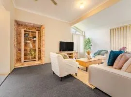 StayAU 4BR Family Retreat with Garden Near Perth