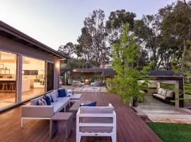 Sunrise Tranquillity - Luxe Retreat with Heated Spa