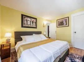 Room B2 Shared bathroom Kingbed washer dryer