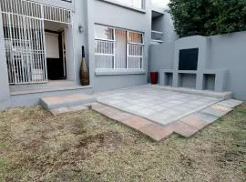 Stylish 2-Bedroom Retreat with Private Garden & Braai in Fourways