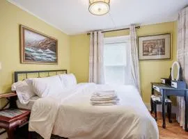 Room B5 Shared bathroom queen Bed Washer Dryer