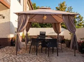 7Min to Uni Sé-Velha - AC - BBQ & Gym - Work Desk - 300MBs WiFi - Suite 4