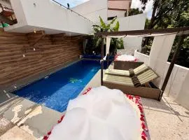 Loft Lujo Estilo y Diseño, alberca con calefacción! Cuernavaca somos los únicos en ofrecerte 2 jacuzzis tipo Spa con agua caliente y sistema de hidromasaje, elegante y amplia cama de alberca, 3 Smart TV, terraza privada con asador de carbon, WiFi gratis!