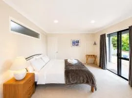 Sunny Studio in West Harbour & 3 Mins to Waterfront & Secure Parking